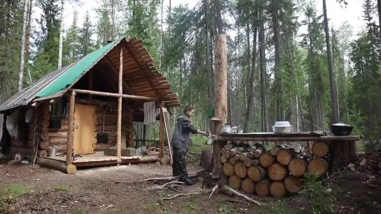 {Добрые походы} eo\2 ДНЯ С ДЕВОЧКОЙ В ЛЕСНОЙ ИЗБЕ. ЖИЗНЬ В ТАЙГЕ С КОМАРАМИ. СДЕЛАЛ СВОИМИ РУКАМИ ДОСКИ. Добрые походы.