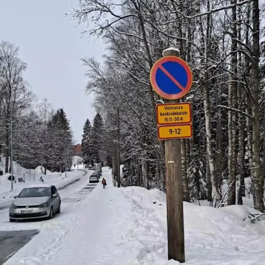 Парковка на улице в Финляндии.