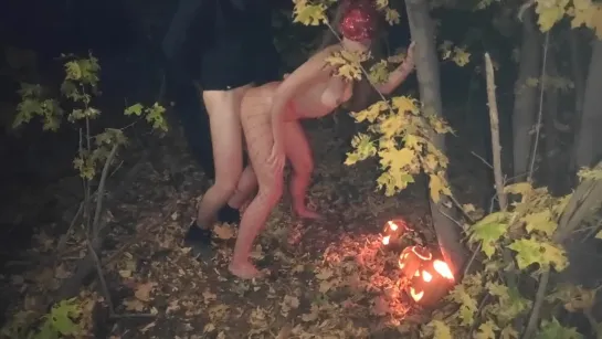 Young pussy was fucked in a dark forest