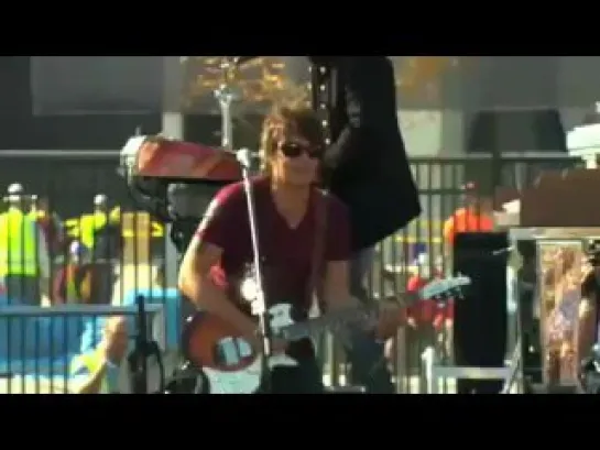 Bon Jovi - We Weren't Born To Follow (live) (Giants Parking Lot 22-10-2009)