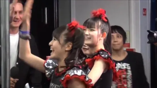 BABYMETAL - Kerrang Backstage, high five!