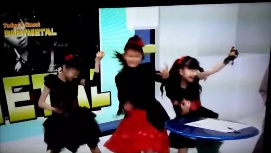 BABYMETAL - Air Guitar!