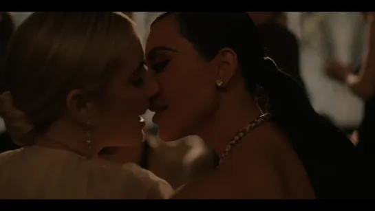 Emma Roberts kiss Kim Kardashian | American Horror Story: Delicate