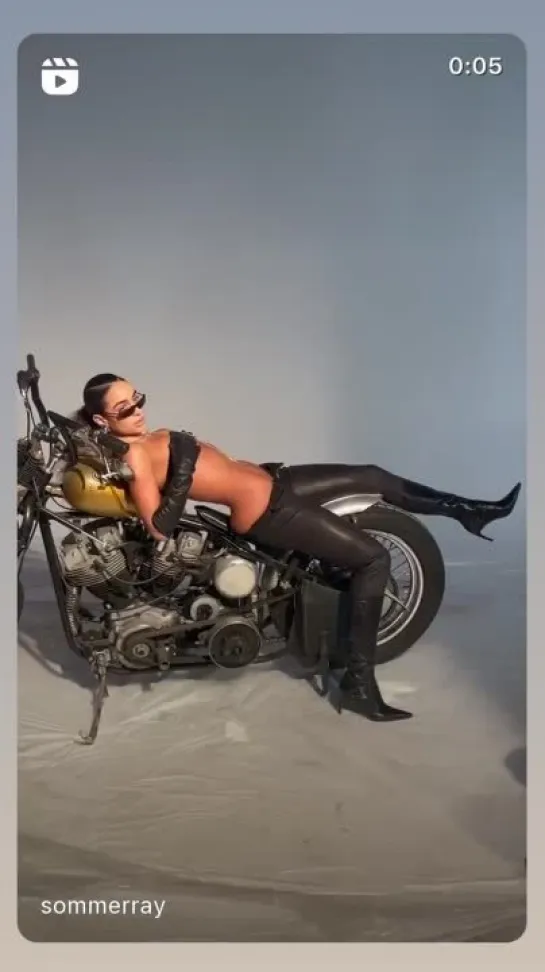 Sommer Ray 🏍️🕶️