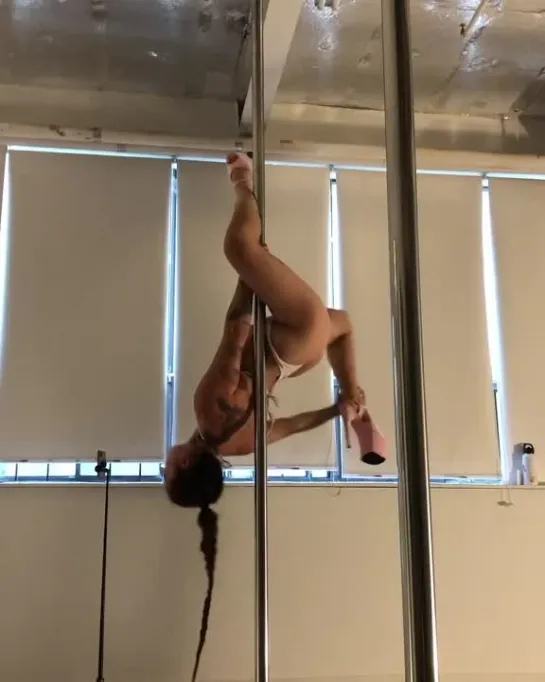 Saya Gray poledance