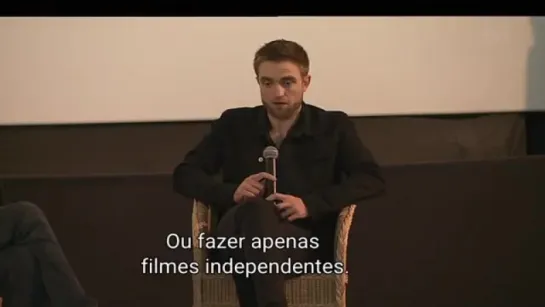 TVI24 A room full of fans to welcome Robert Pattinson  LEFFST