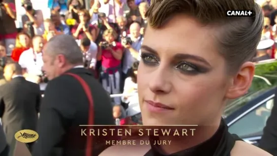 La jurée Kristen Stewart sur les marches du Festival de Cannes 2018