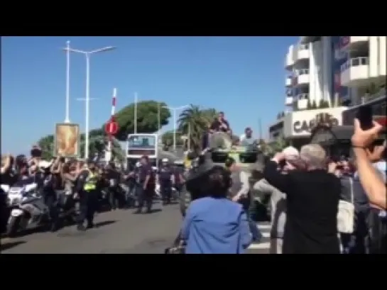 Expendables 3 stars storm Cannes with tanks