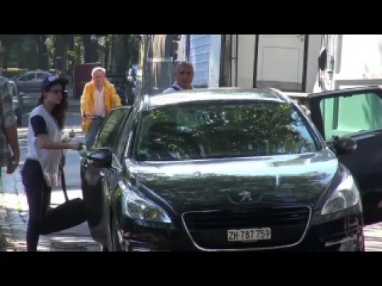 New video of Kristen and her friends arriving to the set of Sils Maria this morning