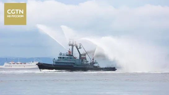 Во Владивостоке День ВМФ отметили морским парадом