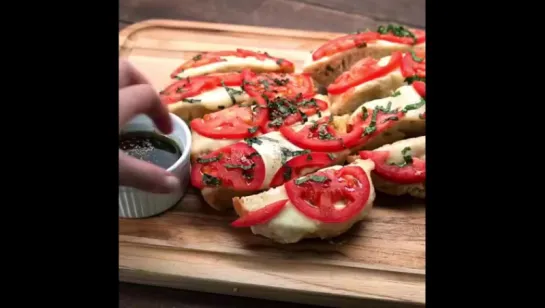 Tomato Mozzarella Garlic Bread Dippers