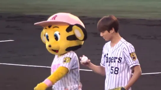 Jungkook throws out the first pitch in Osaka