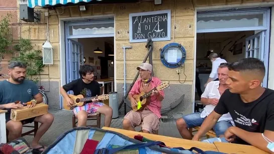 Manu Chao - "Vecinos en el mar" (Osteria Marinara A Lanterna da Don Gallo)