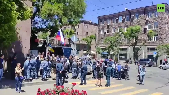 В Армении сторонники и противники России вышли к посольству на две параллельные акции