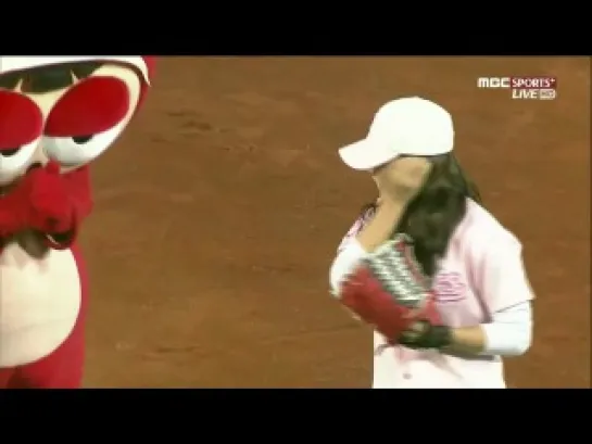 [TV] Baseball Opening Pitch (Samsung Lions vs Lotte Giants) - A PINK (EunJi & ChoRong) CUT (120927 MBC Sports+)