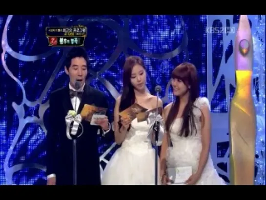 [TV] A Pink (Na Eun & Eun Ji) & Boom - MC Cut (111224 KBS Broadcasting Entertainment Awards)