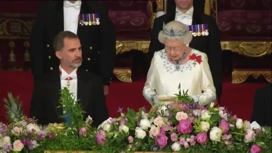 REYES DE ESPAÑA en la Cena de gala ofrecida por S M  la Reina del Reino Unido