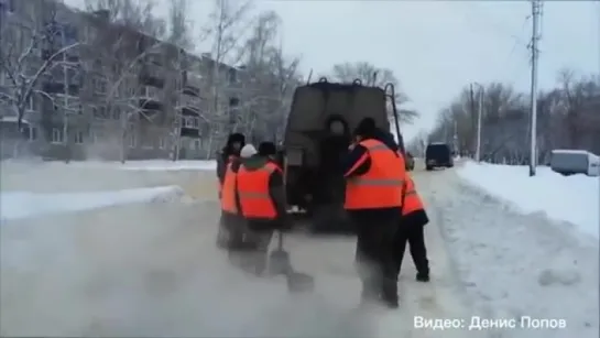 Зимой кладут асфальт в снег Липецк