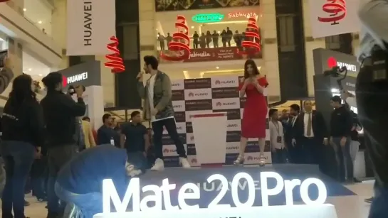 Kartik Aaryan Arrives at Ambience Mall, Gurgaon | Fans Go Crazy | Huawei Mate20 Pro