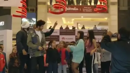 Kartik Aaryan Dances on Dil Chori | Yo Yo Honey Singh Song at Ambience Mall, Gurgaon | Huawei Launch