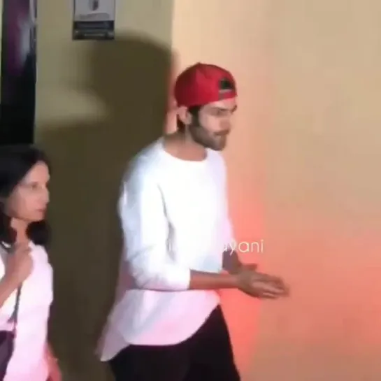 Kartik Aaryan spotted with his mom at PVR Juhu [25.12.18]