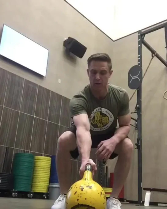 Мах/присед/мах/выкручивание (видео @kettlebellwarrior)