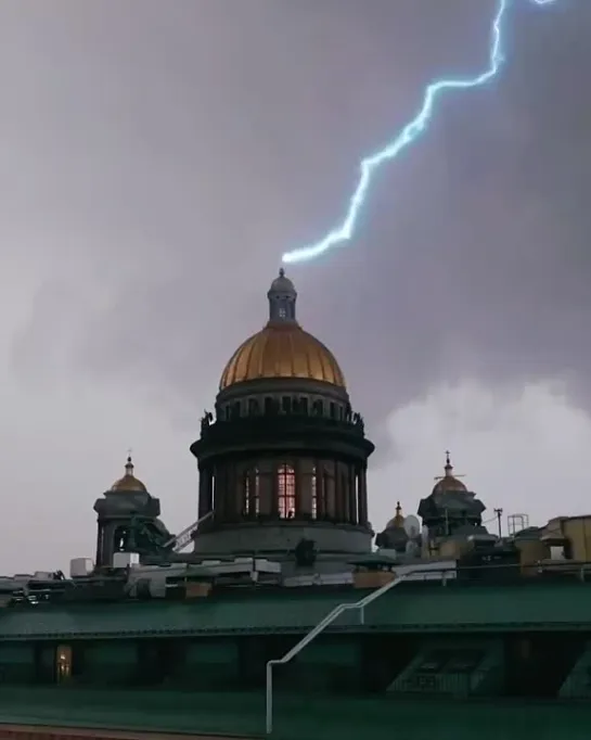 Молния бьёт в Исаакиевский собор