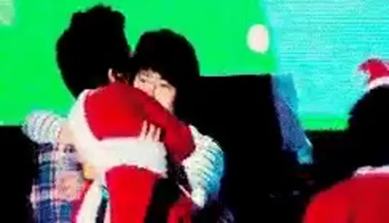 Here’s Kyu initiating a hug for those who think that Kyuhyun is uncomfortable with Siwon’s skinship