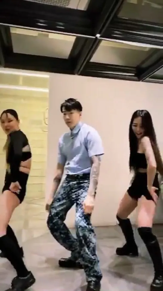 [19.02.2021] HoneyJ x Babe x Jay - Park Mommae