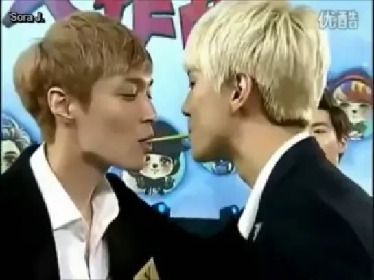 [ENG SUB] 130825 EXO Pepero Kissing Game @ China Love Big Concert