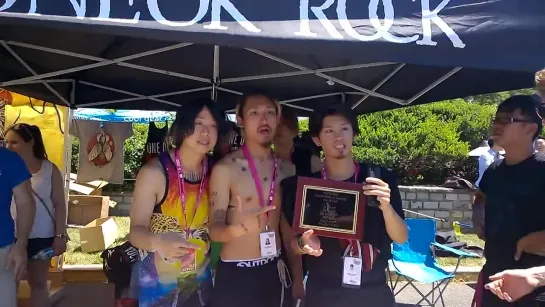 [FanCam] ONE OK ROCK  - подарунки від фанів [Vans Warped Tour]