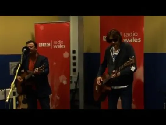 Manic Street Preachers - Show Me The Wonder (acoustic version for BBC Radio Wales 30/08/12)