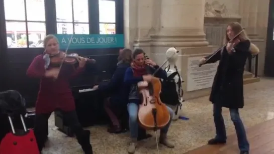 Salut Salon spielen am Bahnhof in Bordeaux