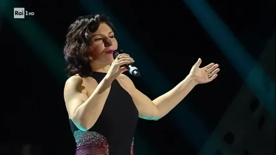 Sanremo 2022 - Giusy Ferreri canta ‘Miele’ (Италия)