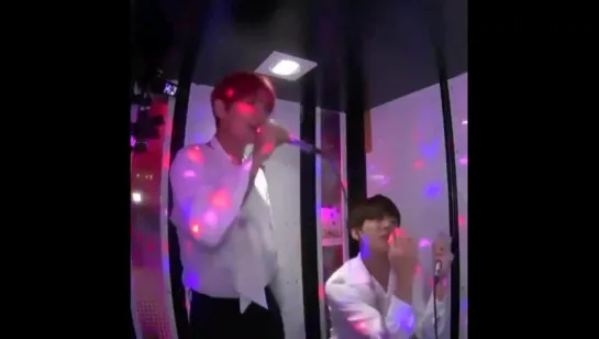 I love it when Jungkook never failed to make Taehyung laugh during burning karaoke 😆😆❤❤