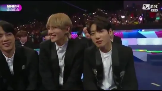 171201 Taekook's iconic handshake on MAMA 2017