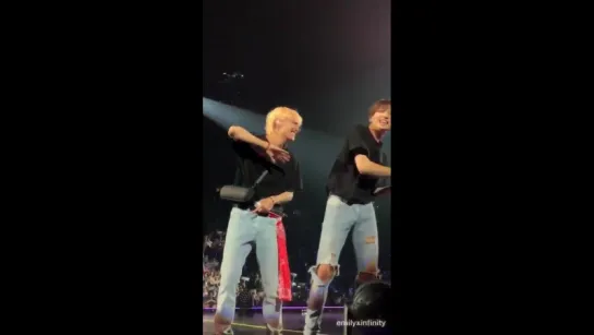 180909 LOVE YOURSELF TOUR in LA DAY 4 | JK ACCIDENTALLY HIT HIS HAND WITH TAES MIC