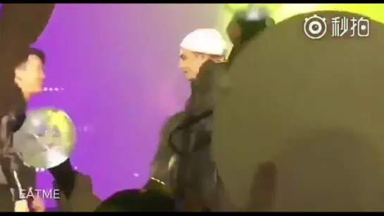 LMAO JUNGKOOK LAUGHED AT TAEHYUNG WHOS WEARING A TOWEL ON HIS HEAD