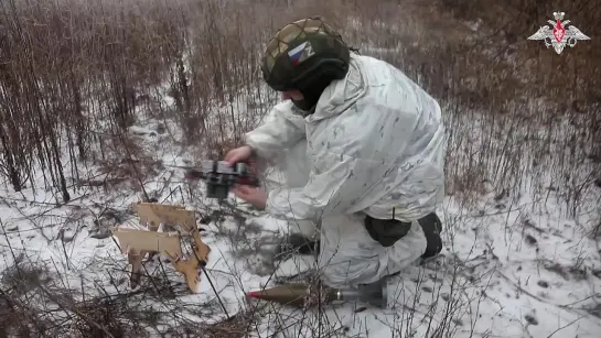 Операторы FPV-дронов группировки войск «Запад» уничтожили замаскированные блиндажи и живую силу ВСУ на Купянском направлении.