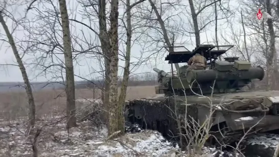 Экипажи танков Т-80БВ группировки войск «Запад» уничтожают укрепрайоны и блиндажи ВСУ на Купянском направлении