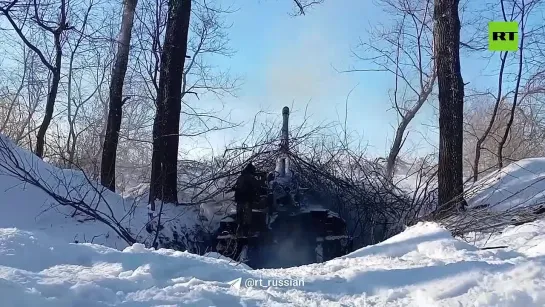 На этих кадрах артиллеристы Восточного военного округа уничтожают вэсэушников в районе Марьинки (ДНР).