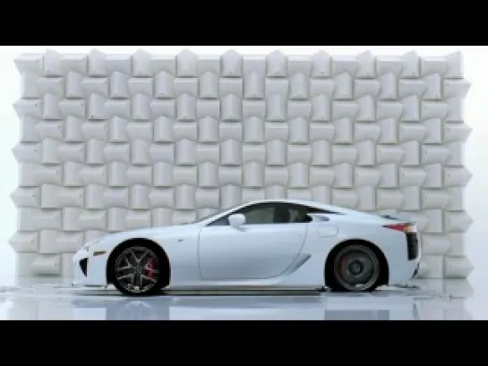 Lexus LFA звуком мотора разбивает бокал