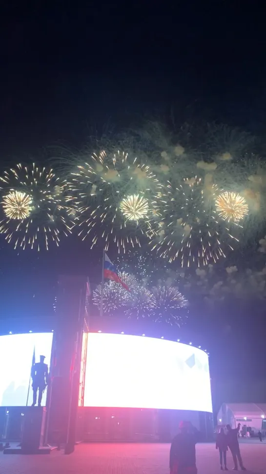 Праздничный салют 🎇