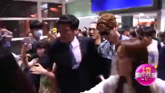 [28.05.15] TV Report Lee Jong Suk @ Hongkong International Airport (3)