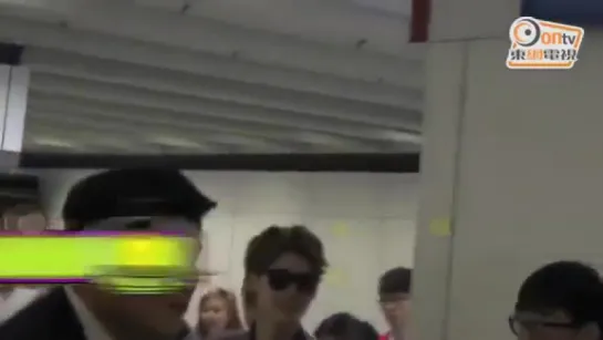 [28.05.2015] TV Report -LeeJongSuk @ Hongkong International Airport (2)