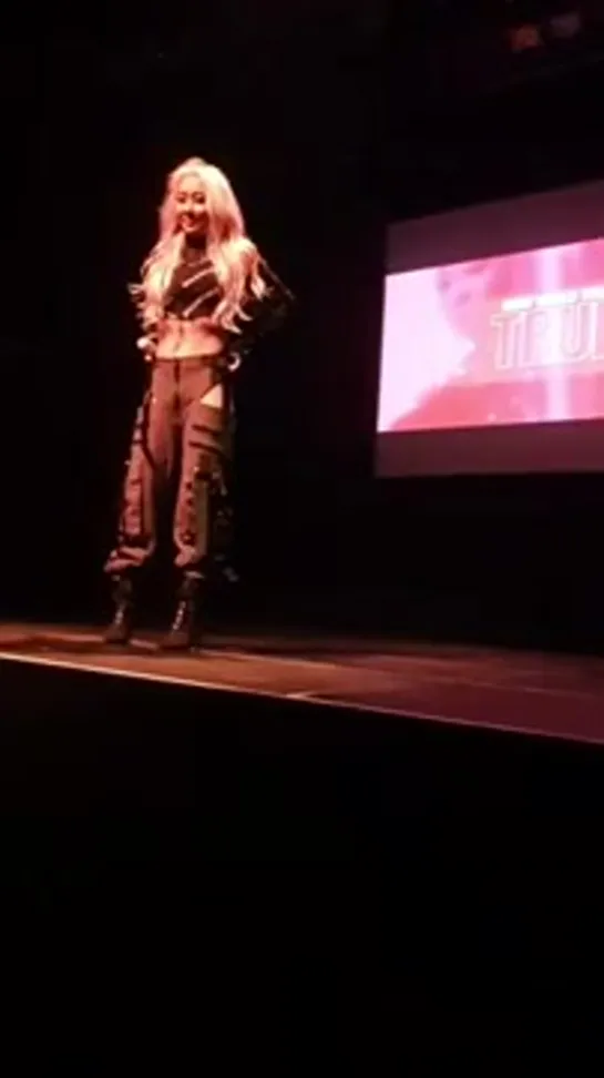 190529-Hyolyn 효린 singing Bae with the crowd and talking True Tour Berlin Germany Fancam 직캠