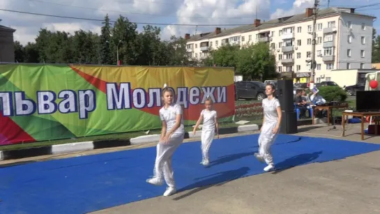 Танцы  девчонок в Жуковском на день Молодежи