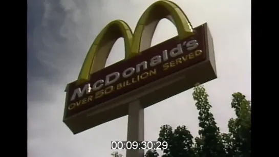 МакДональдс в 1984 году - Inside a McDonalds restaurant in 1984. Архивные кадры