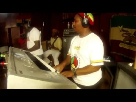 Capleton performs Raggy Road