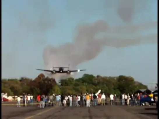 Низкий проход самолета Beech 18 (Matt Younkin)